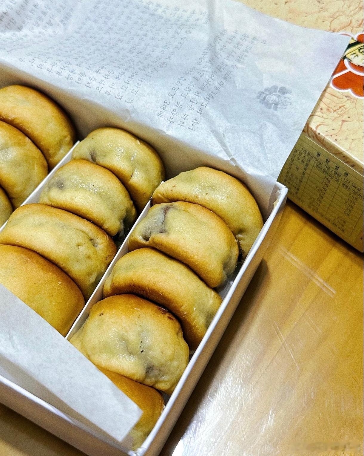 黄南就是黄南洞地名，我查了一下，类似于皮薄的红豆月饼，薄到馅料都能透出来，红豆沙