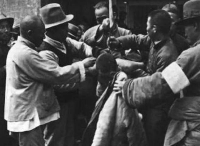 1951年，汉奸头子张百奎被执行枪决，行刑人员见民愤很大，故意打偏，围观群众见状
