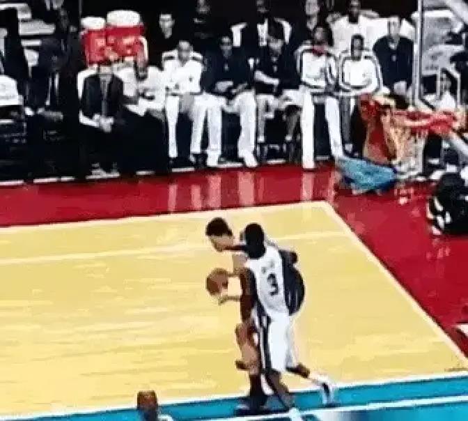 直到刷到那张老图，我才惊了。
 
大本钟本·华莱士，防守一阵拿到手软的肌肉猛男，