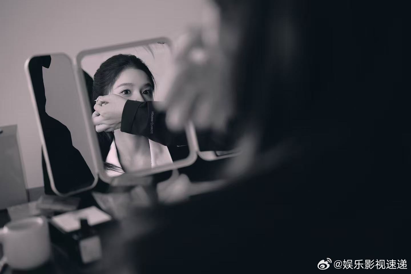 张婧仪以为戴眼镜能伪装自己 被张婧仪美哭！黑流苏裙衬得她又优雅又迷人，戴眼镜也挡