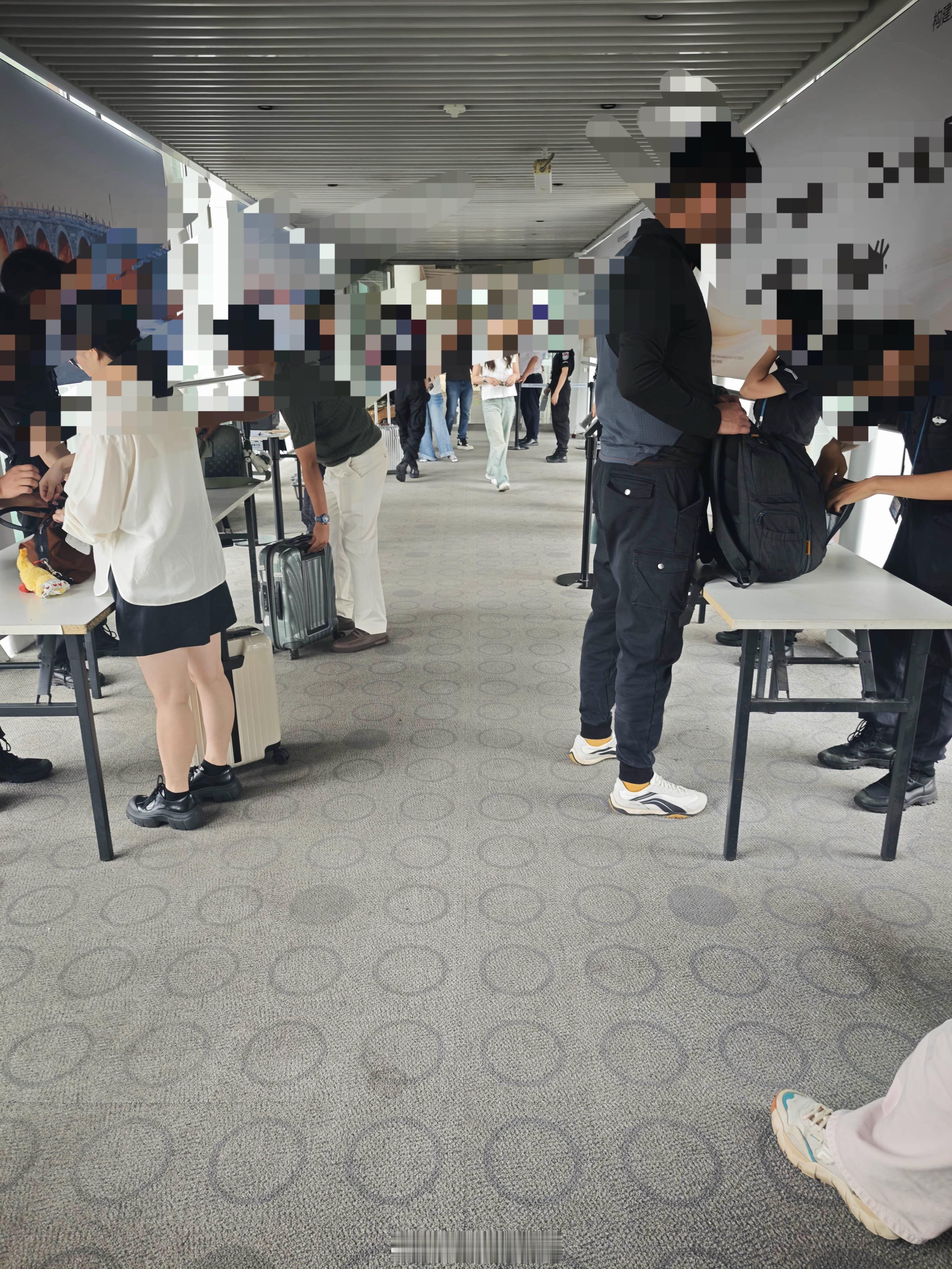 之前在只遇到过高铁的二次安检，今天在北京飞大连的登机口，遇到了航班的二次安检。难