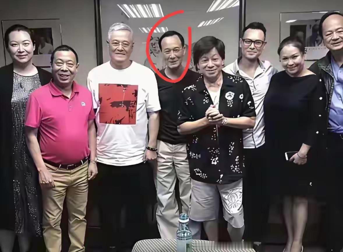 最中间这位男人是谁？
你们认识吗？
我听说以前是香港大佬，他的功夫超级捧，就算是