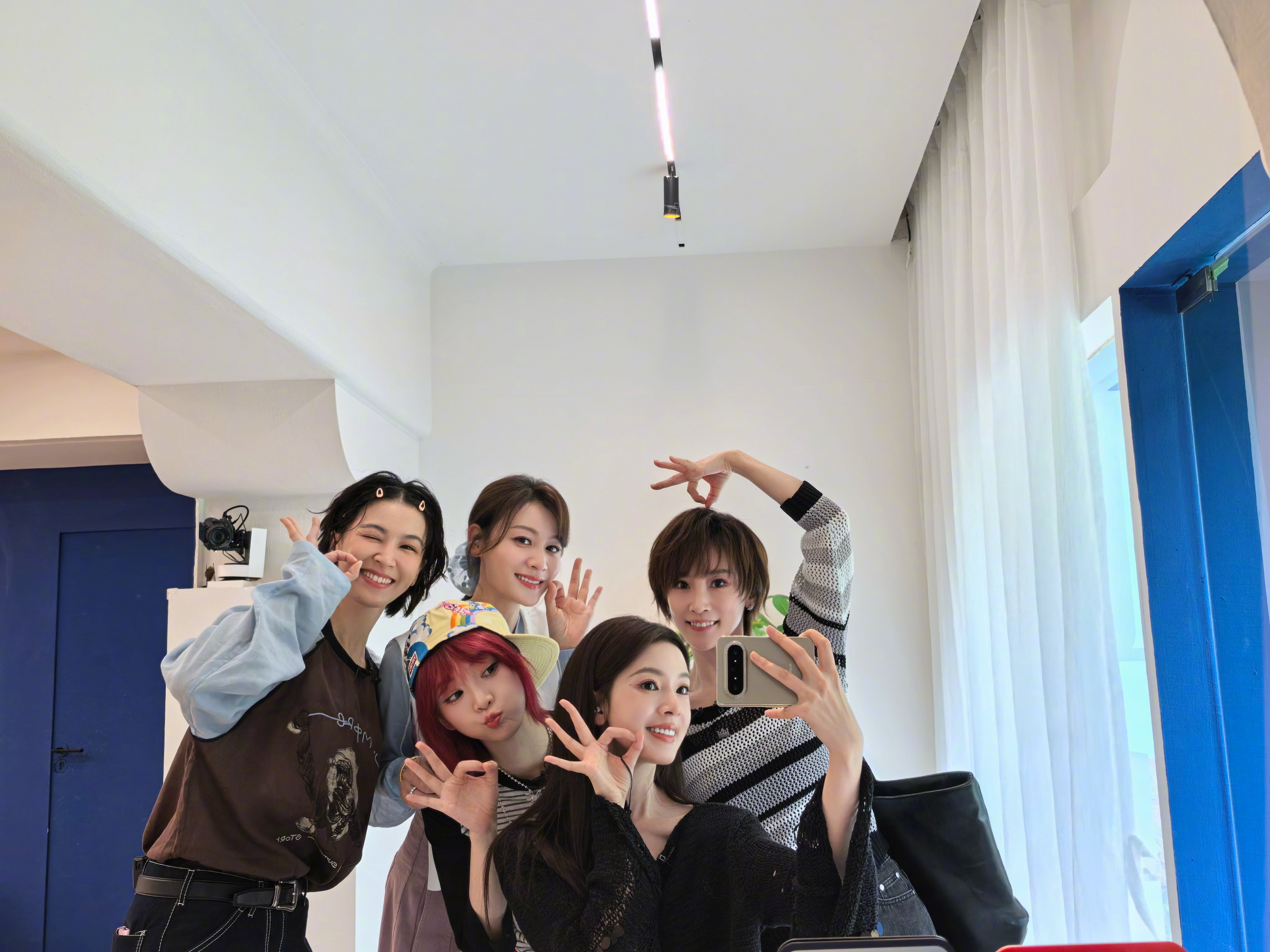这里有五个可爱的小女孩 其中有一个特别可爱 