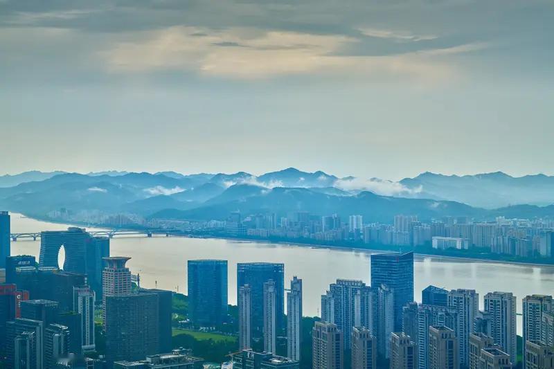 “十五五”城市更新推出详细规划，近日地产股持续上扬，各城市地王不断涌现。杭州望天