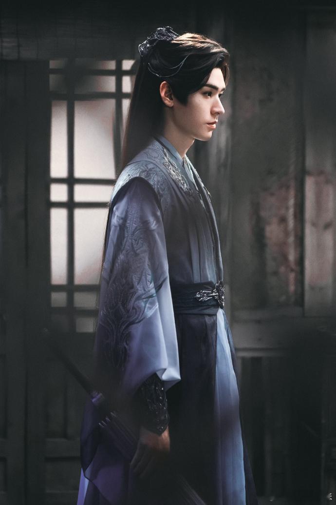 龚俊有种明媚的忧伤 龚俊演活苏暮雨！笑容里藏着暗河的沉重，明明在笑眼底却含着泪，