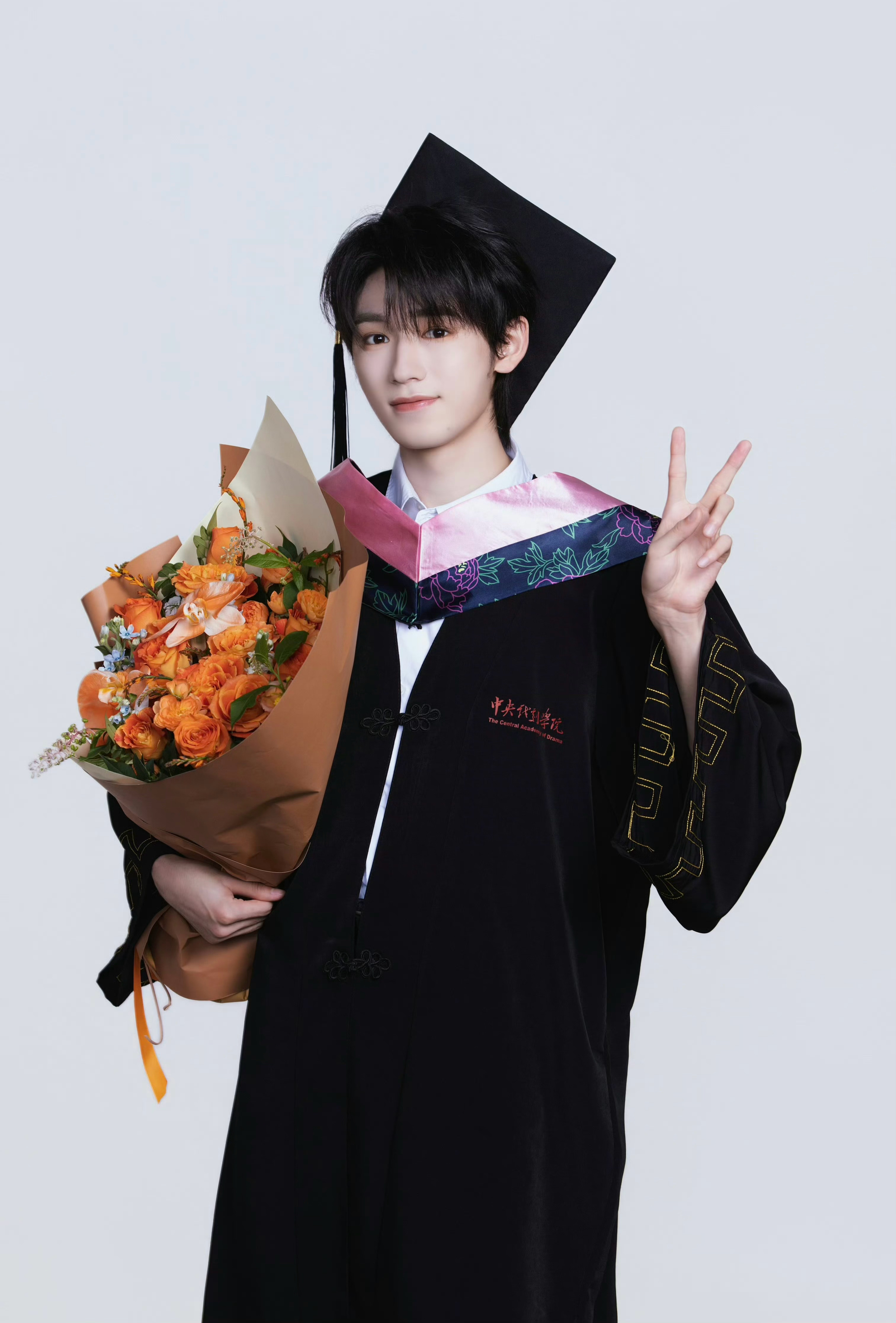 宋亚轩晒毕业照恭喜宋亚轩中戏毕业快乐🎓是终点也是新起点期待未来歌手、演员宋亚轩