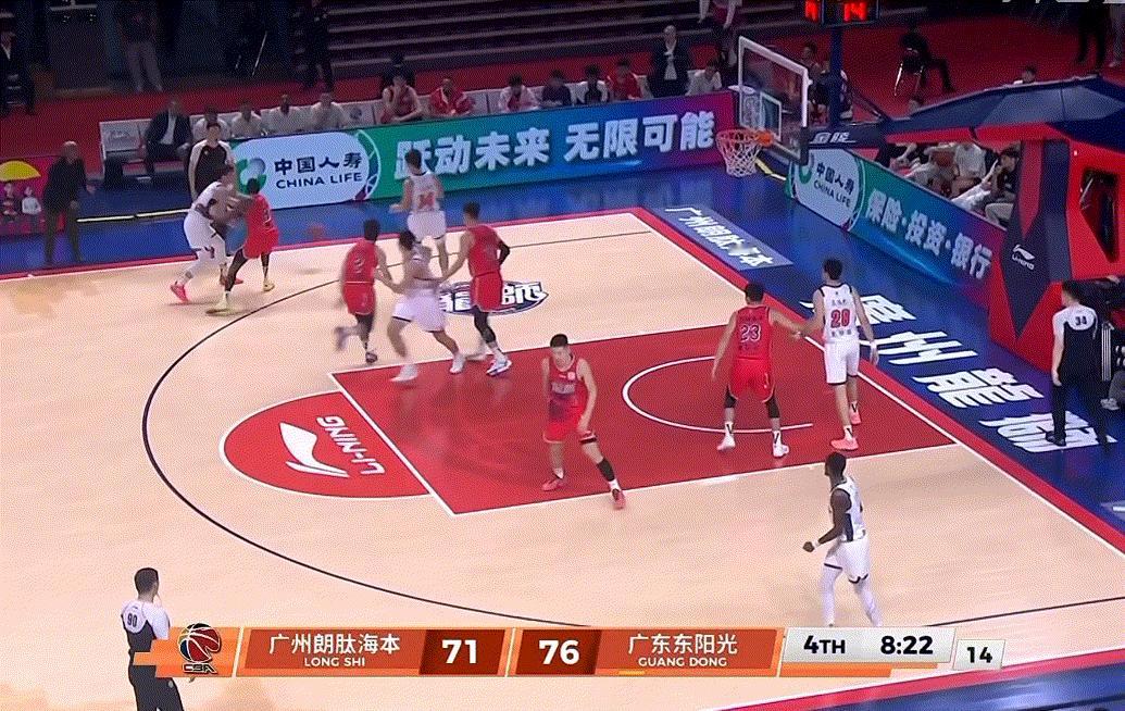 张文逸三分球终于进了，防守不指望你，但这些空位得把握住啊！龙狮男篮vs广东男篮