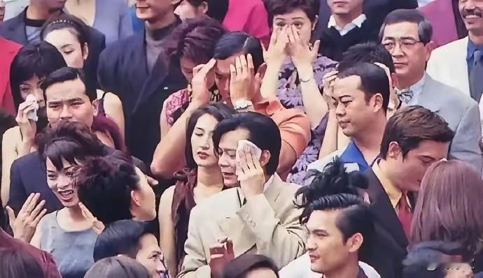 都说现在的新生代演员辨识度不高
一张90年代明星群像说明一切
没有对比就没有伤害