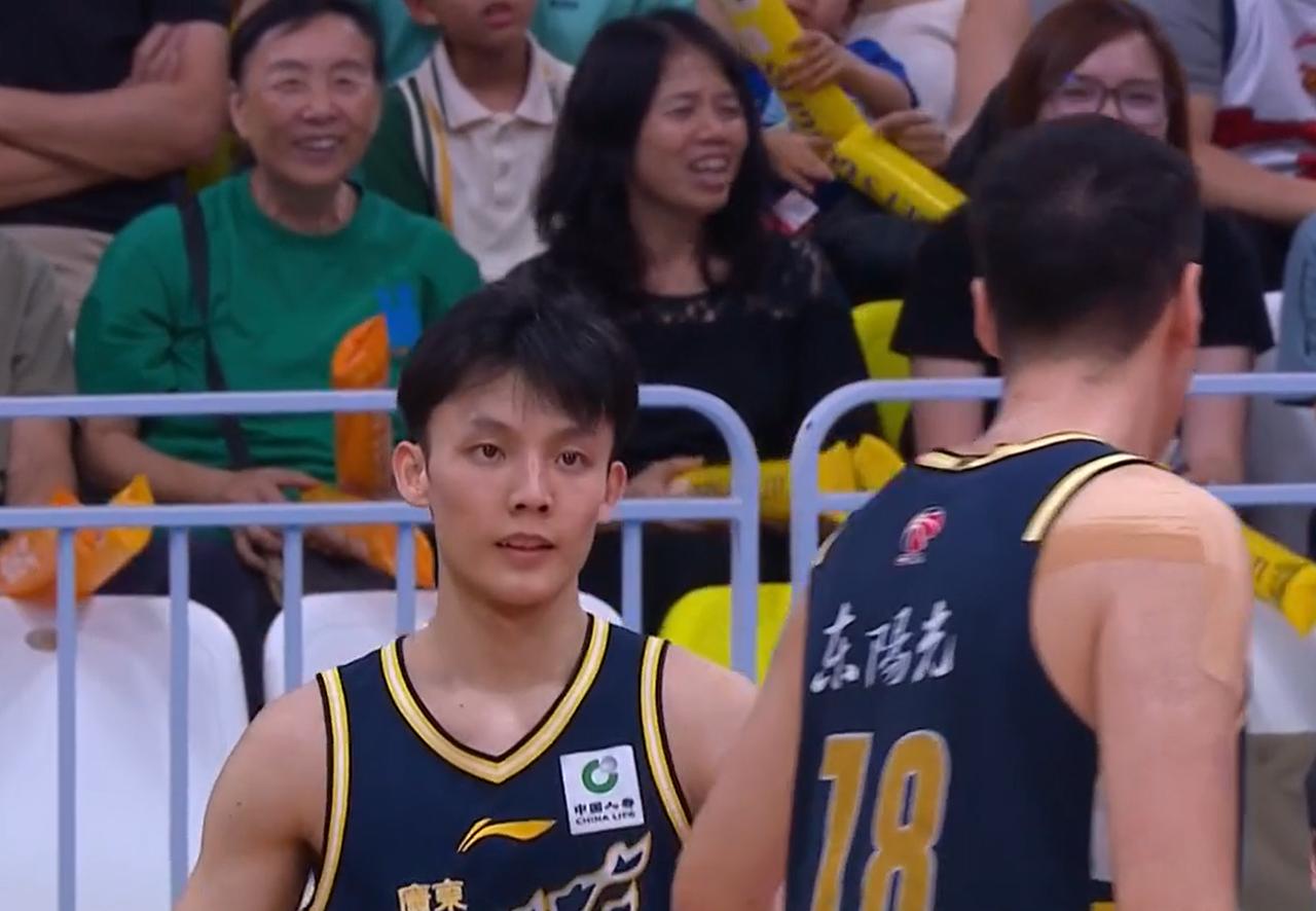 不得不说，徐杰才是广东队第一大腿，真外援！
CBA常规赛第39轮，广东队坐镇主场