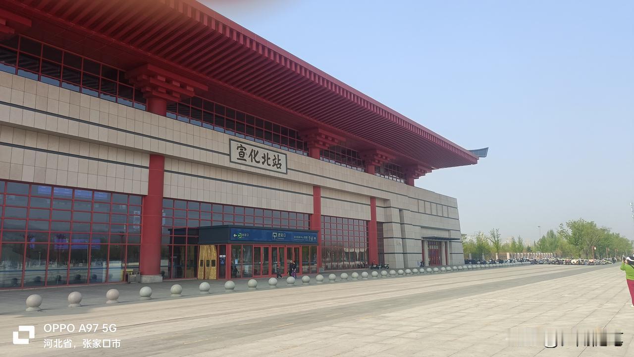 这几年髙铁的快速发展，确是交通运输业的最大进步，方便了老百姓外出办事旅游，极大地