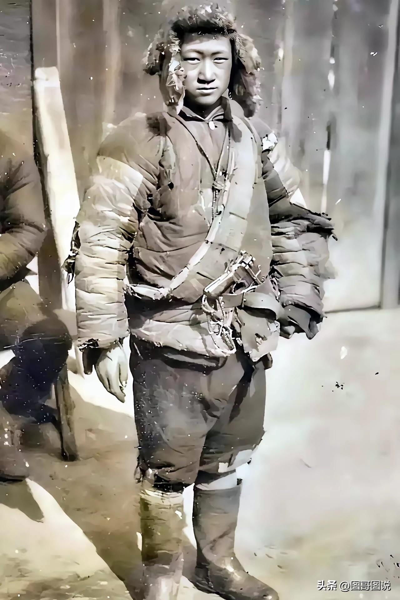 真是想不到，如果不是腰间别着的手枪，你能猜到这是一名抗联战士吗？