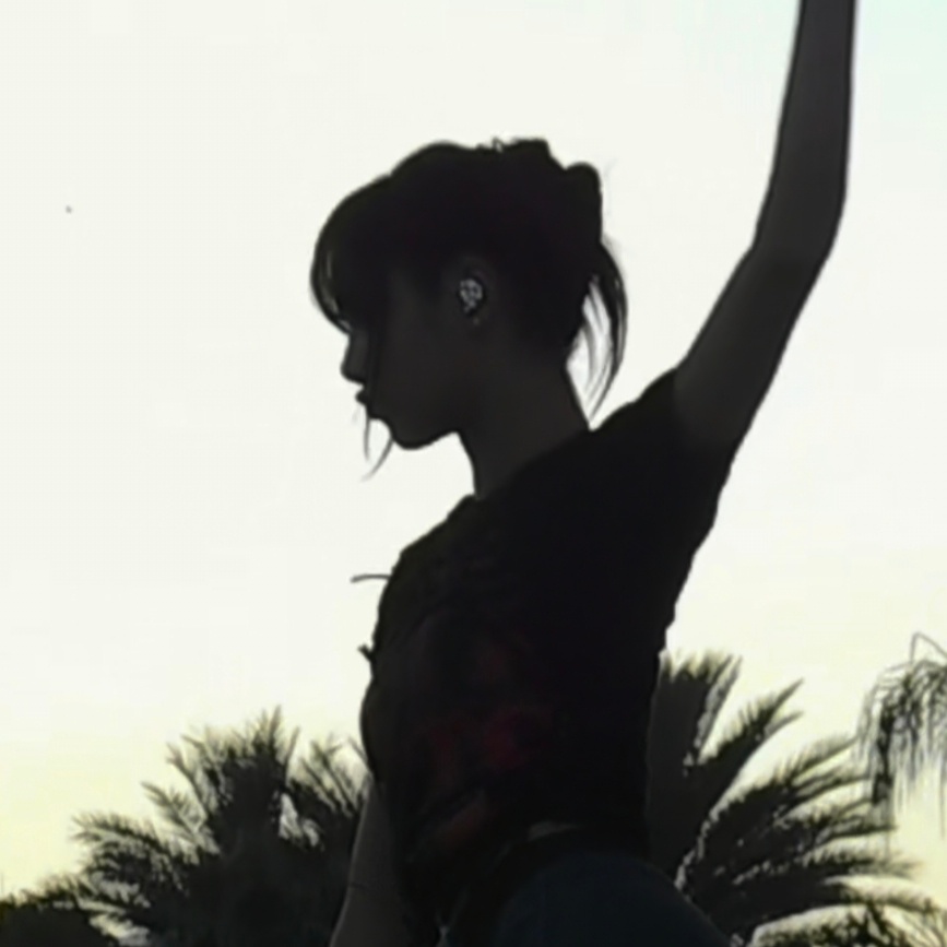 这里有个认真彩排时嘴巴噘的高高的小Lisa~😚🐥萌晕了宝宝!!! 