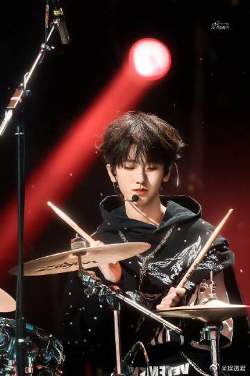 左奇函想看我打架子鼓吗 期待左奇函学长在《我们的少年时代2》中大展鼓技，跟随李浩