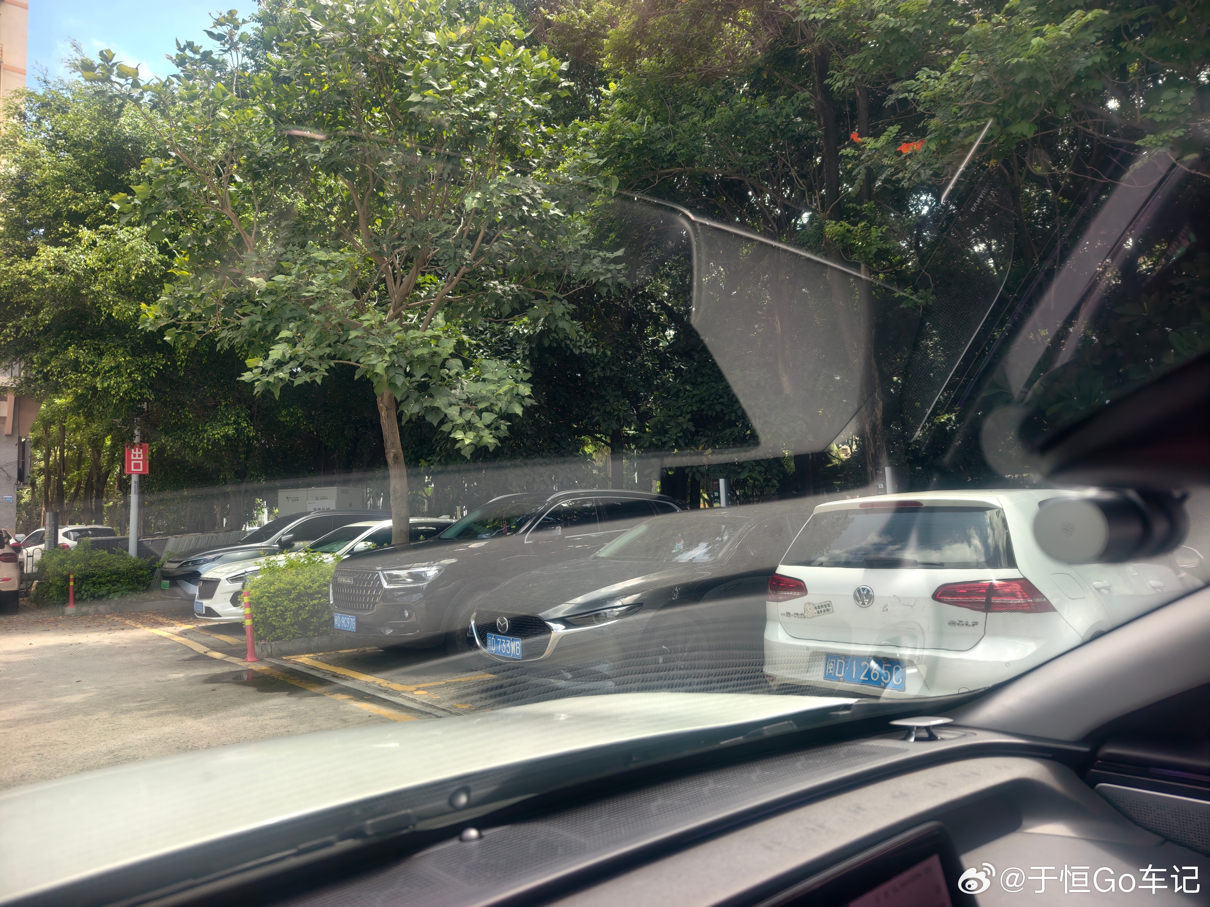 几台燃油车全部占着充电桩车位，旁边空位一堆不停，就为了停树荫底下 