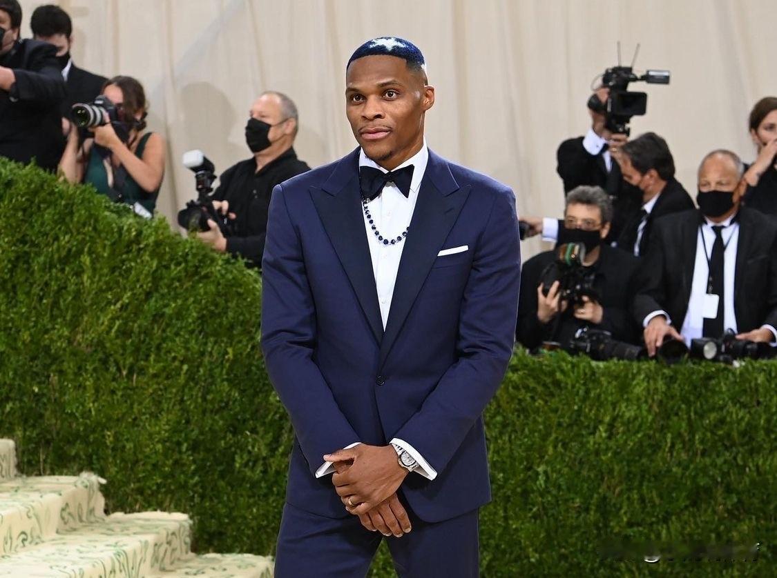 同样是球星退役，为啥威少的选择和其他人完全不一样？
 
很多人打完NBA，退役之