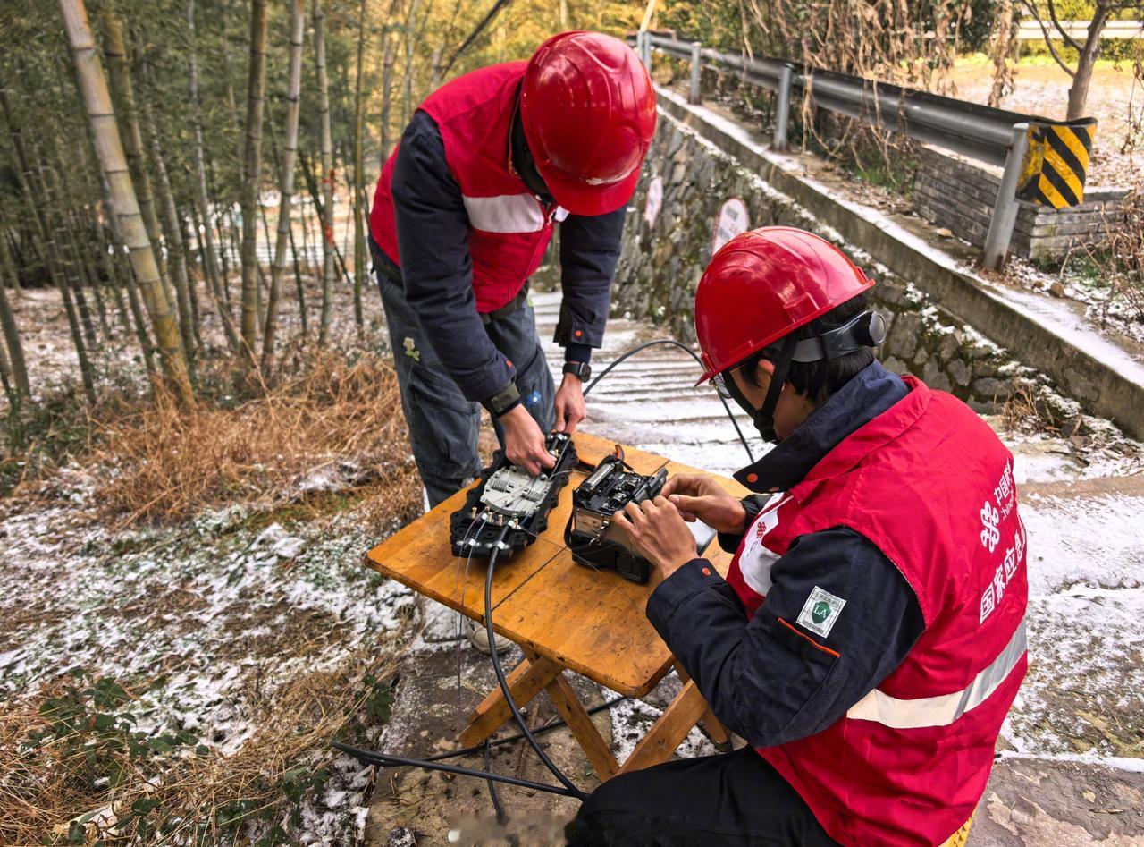 用心为客户 【冰雪锁群山，银线连万家】近日，甬城迎来今年冬天的首场强寒潮，雨雪冰