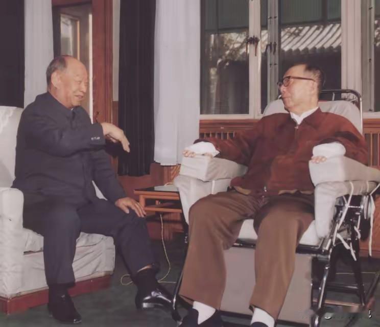 北京首任市委书记和第二任市长难得相聚的珍贵画面。
1988年4月的一天，彭真上门