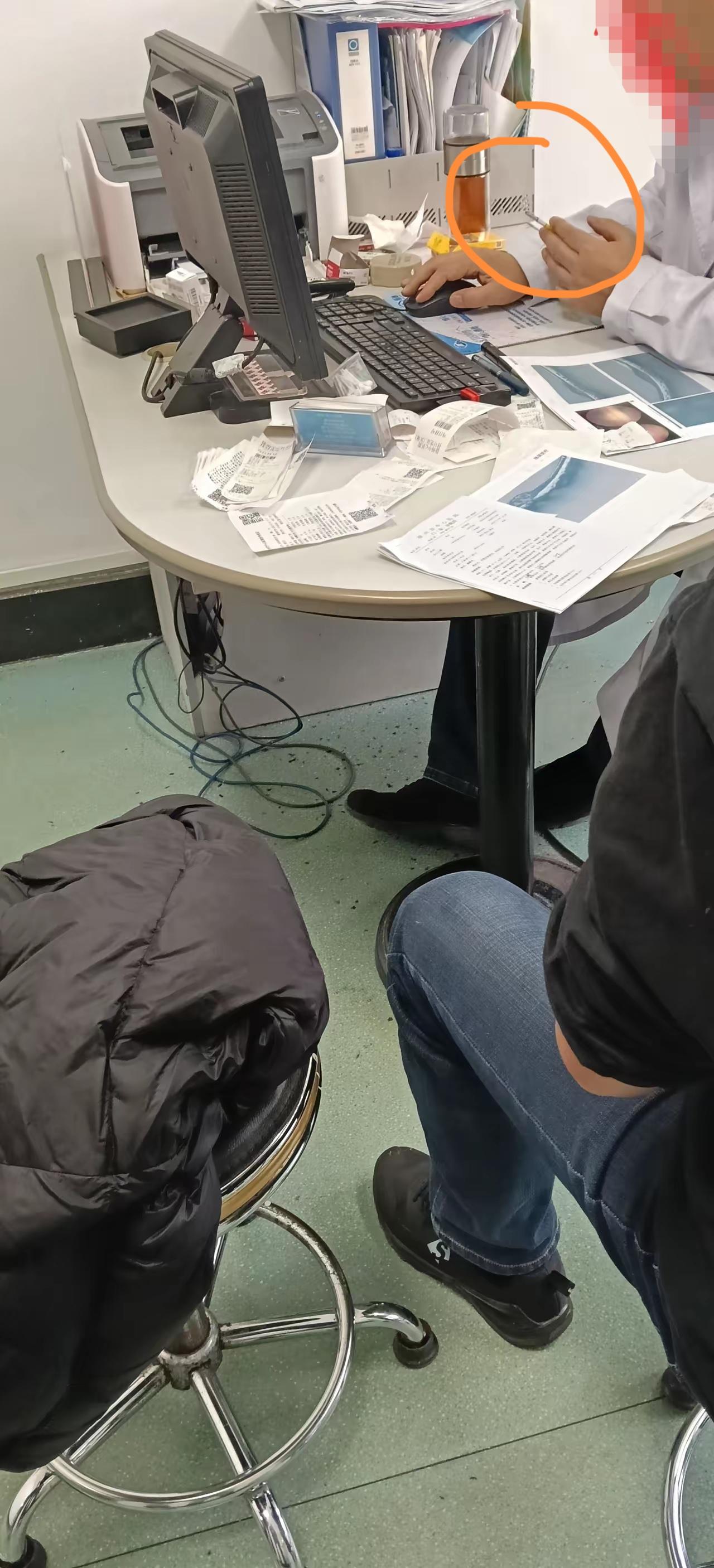 如果你去医院看病，碰到一个一边吸烟一边给你看病的医生，是不是感到很庆幸他不是在喝