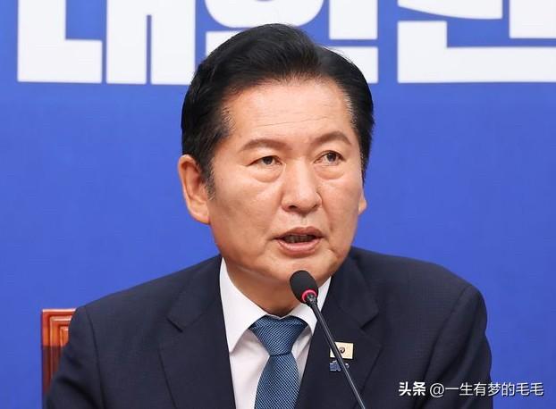 24日，韩国共同民主党党首郑清来正式宣布辞职。此举被政坛普遍看作是常规操作，为他