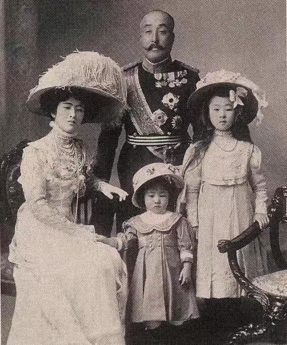 【来自投稿】日本王族梨本宫守正亲王和妻子伊都子，两个女儿方子和规子的照片。 