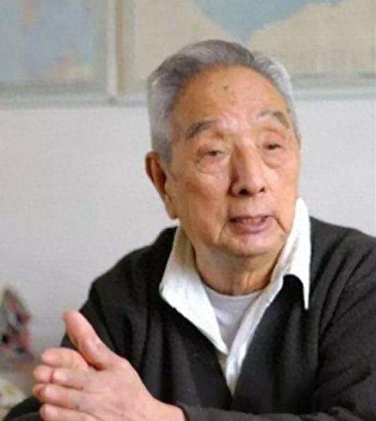他主政唐山，带着全家住进地震棚，力主废墟上重建百万人口新唐山
1976年7月28
