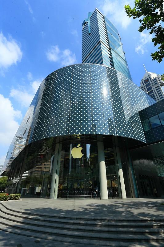 上海静安苹果店门口，5个iPhone Duo巨型雕塑亮相，还能听音乐！
苹果建安