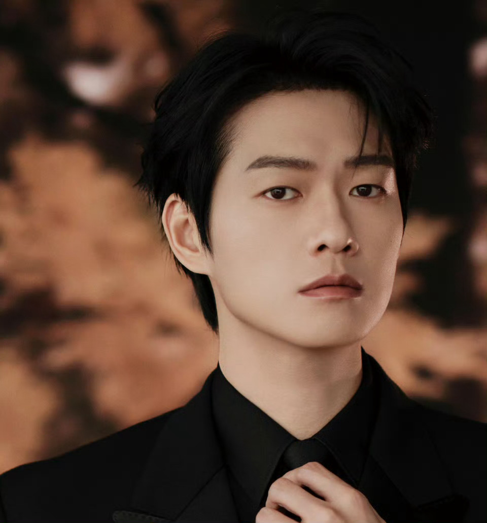 魏大勋 × 中国电影大数据荣誉之夜盛典造型大片2025中国电影大数据荣誉之夜 ​