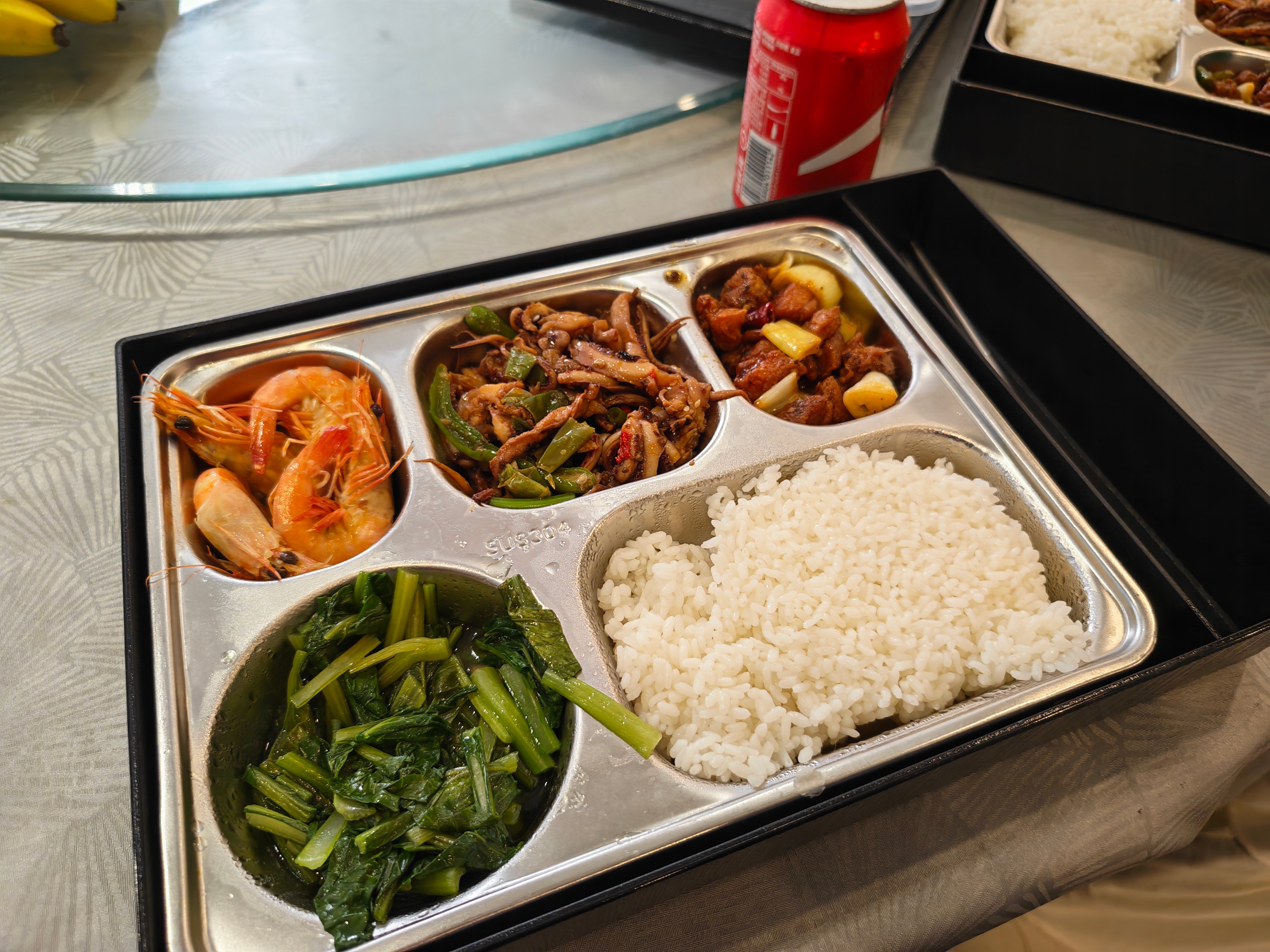 今天来横店跑龙套，搞了个剧组食堂的盒饭，这伙食还不错吧！ 东阳·横店影视城
