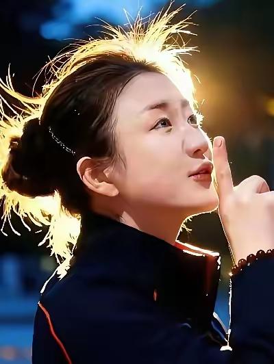 陈梦此照，堪称运动美学与意志力的完美交融！那坚毅眼神与微翘嘴角，诉说着冠军的从容