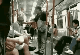 人不可貌相，你觉得这老人年纪大了？人家身体可硬朗着呢，收拾你这样的简直不费吹灰之