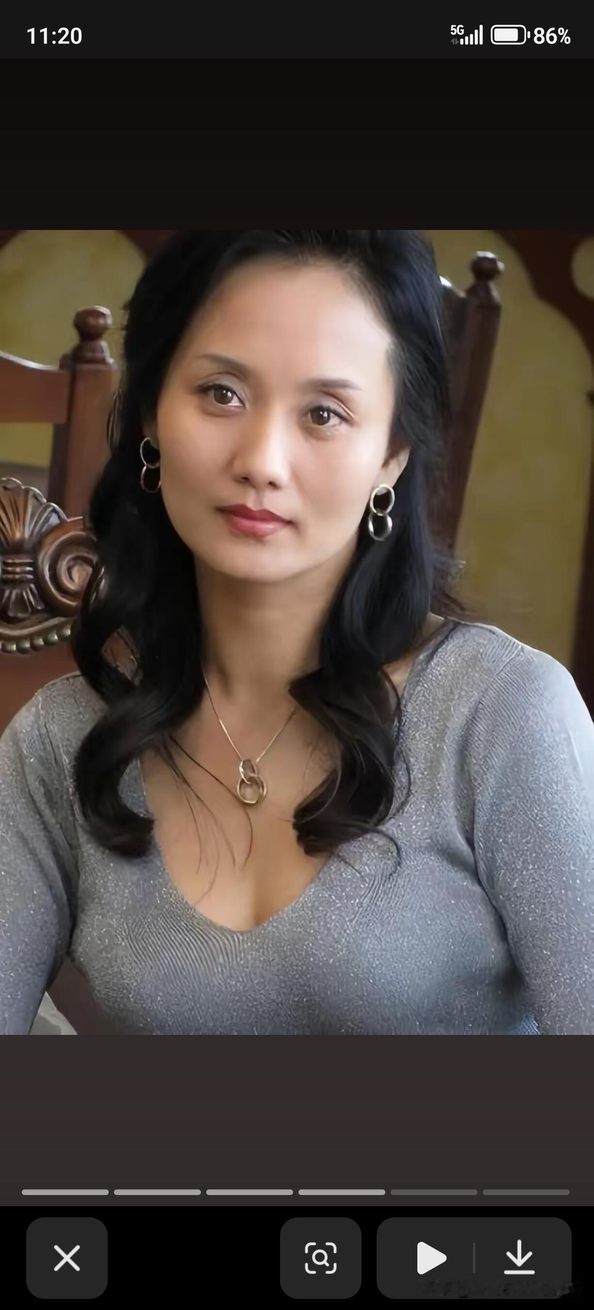 上海的女演员都比较有个性，照片中的她长得美，有辨识度，身材也好，戏很多，可惜她没