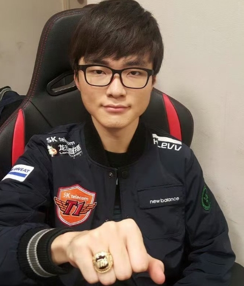 理性讨论：众所周知Faker是LCK的门面，那么目前LPL的门面选手是谁？