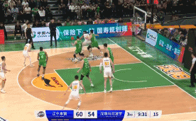 赵继伟造成冯欣“违体”犯规
北京时间4月18日，辽宁与深圳的比赛进行至第3节9分