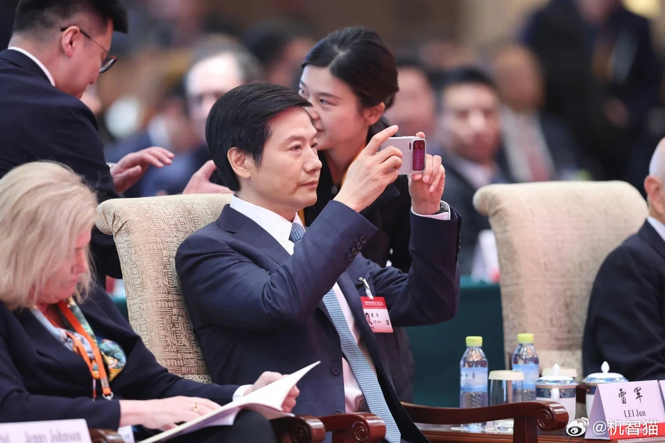 雷总手机背屏上有四个字：逆天改命就他这个人生剧本，还需要逆天改命吗？