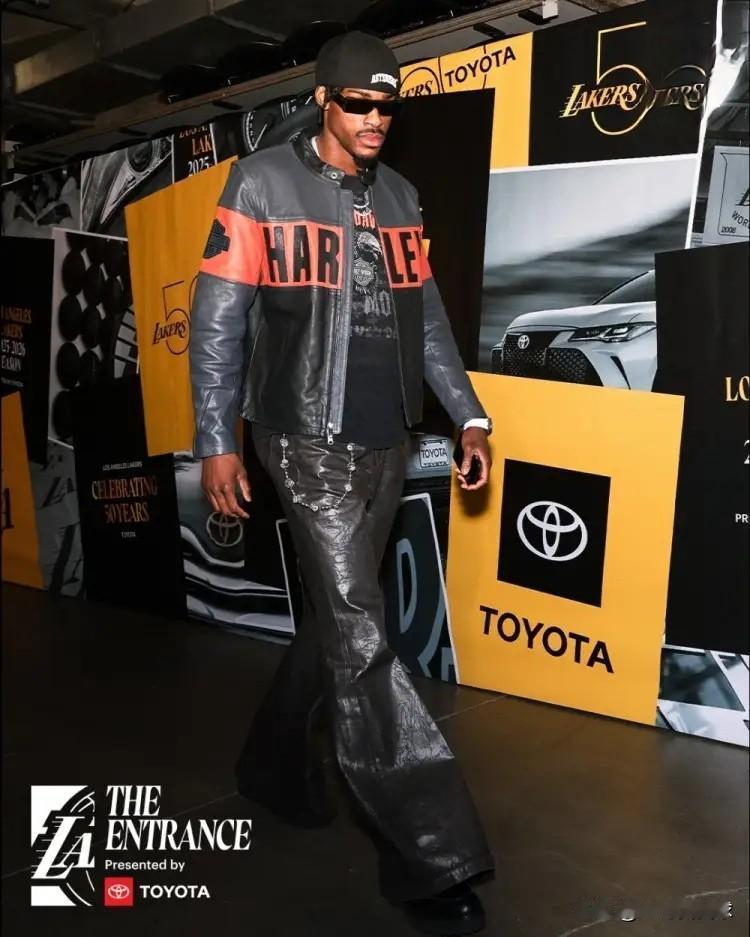 我强烈呼吁湖人主帅雷迪克将范德比尔特提上首发！尽管今天湖人在主场以101：105