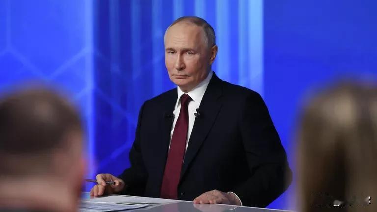 【普京大方地承认“坠入爱河”】

12月19日，在“年度盘点”上的快问快答环节，