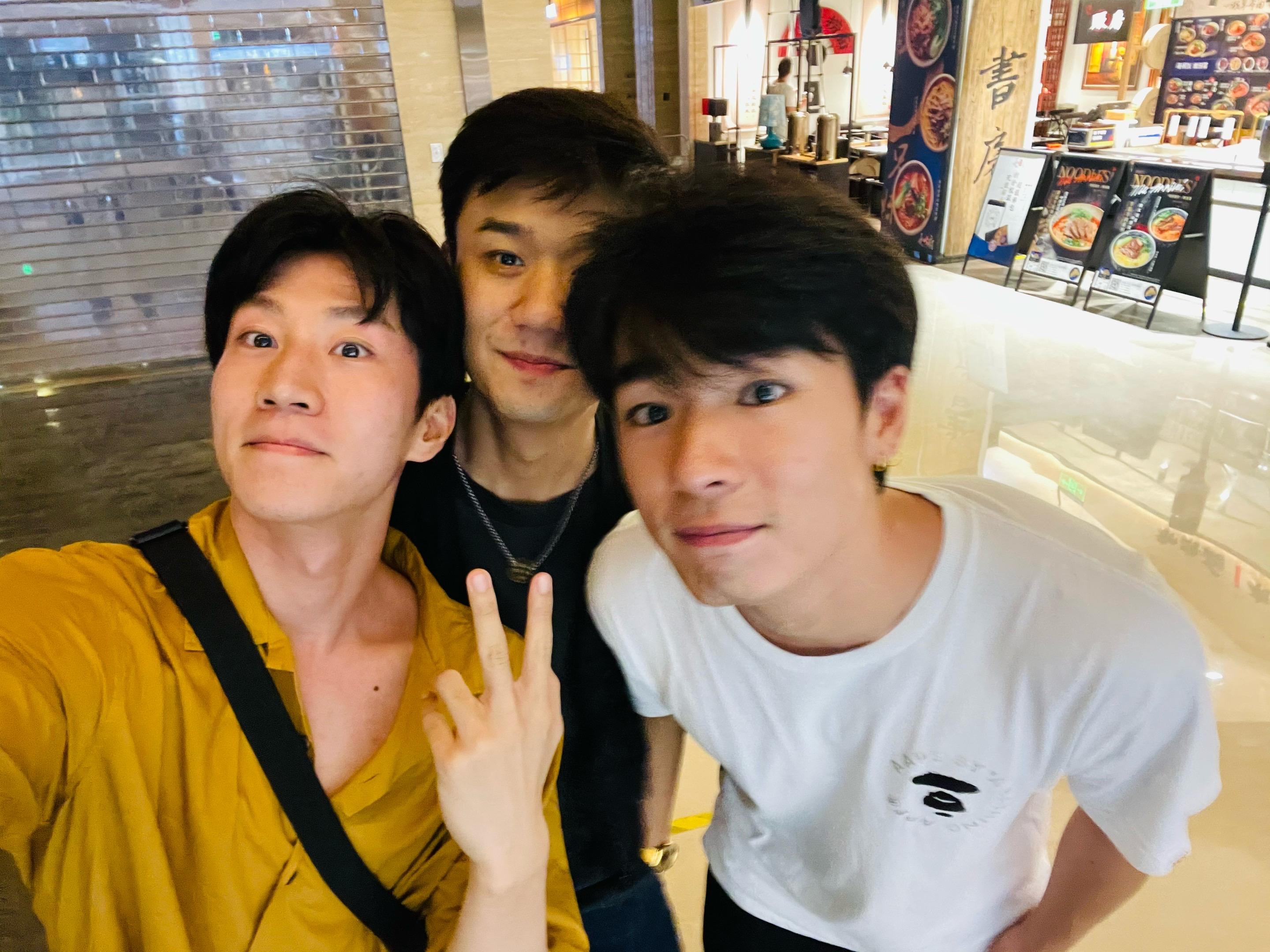 俺们三个十年了