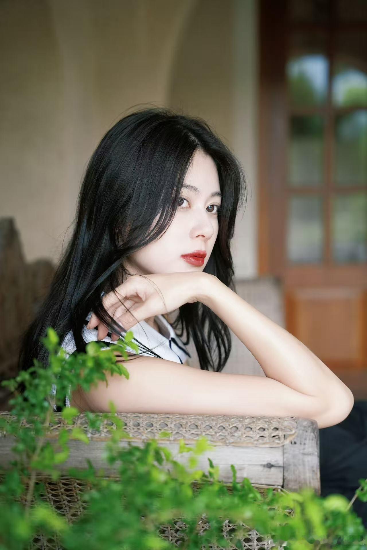 赵昭仪太能张罗了 赵昭仪真的是活动现场的“定海神针”，什么都能安排得井井有条。她