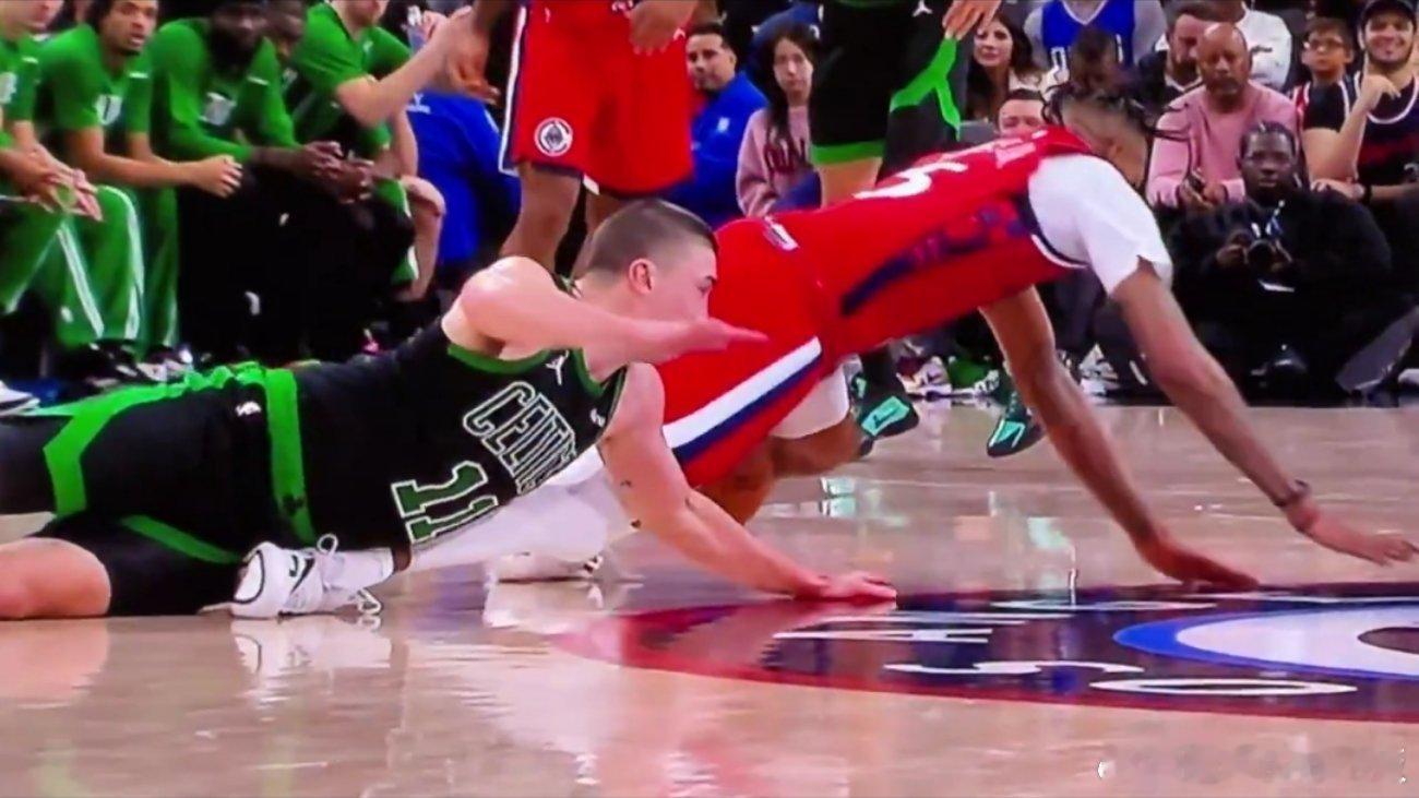 快船队表示，小德里克-琼斯右膝受伤，与他在波士顿第一次受伤的膝盖是同一部位，他将