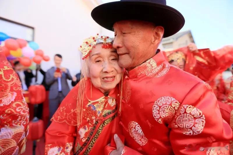 山东老夫妇补领结婚证热潮，“八旬夫妇再领结婚证：不是为钱，是为浪漫”——近日山东