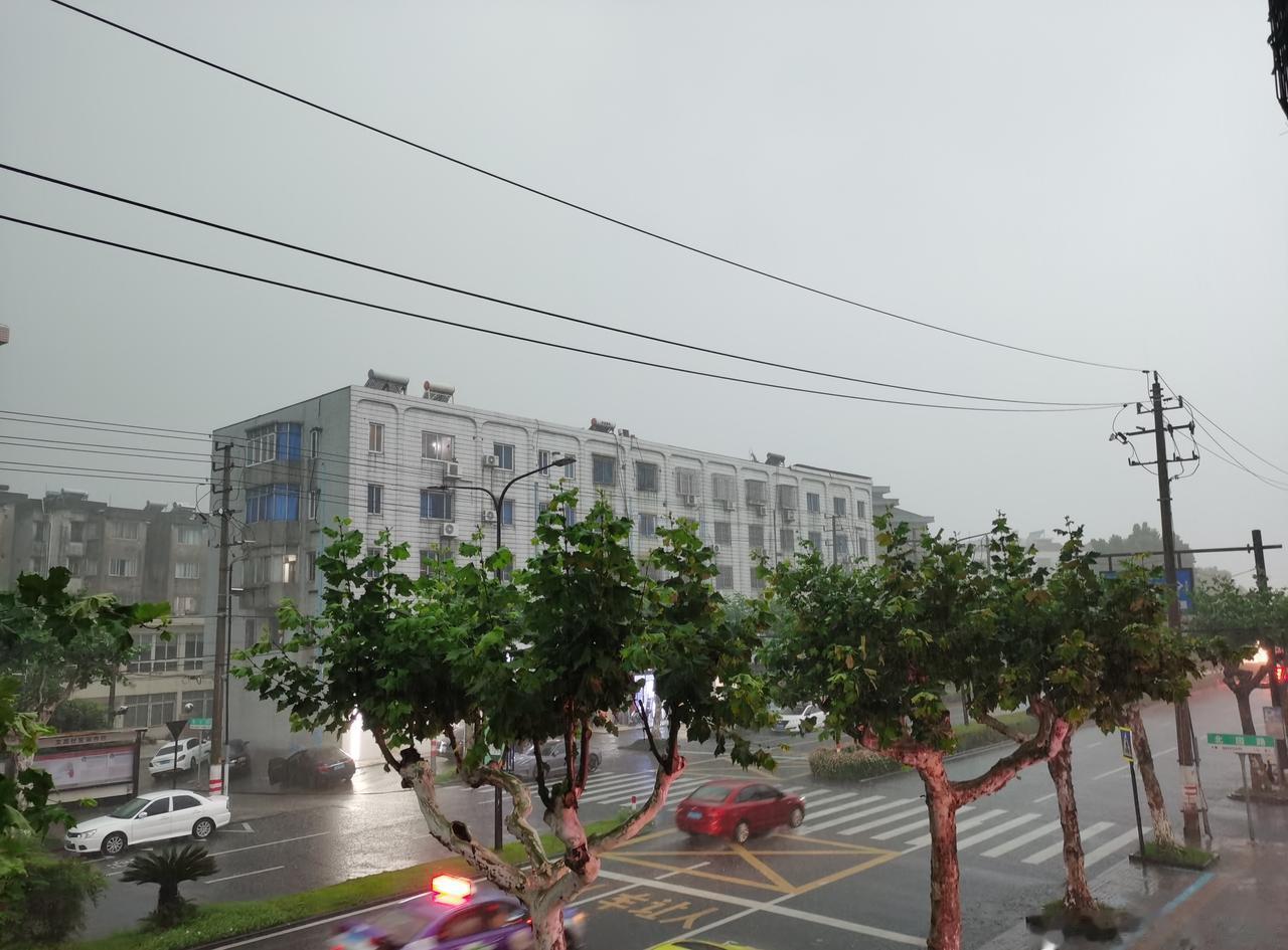刚刚桐乡这场雨：乌天黑地…倾盆大雨 ​​​