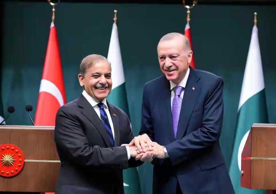 节来临之际两国同时按下军事行动暂停键，看似和平降临实则暗潮涌动。
要知道这两个国