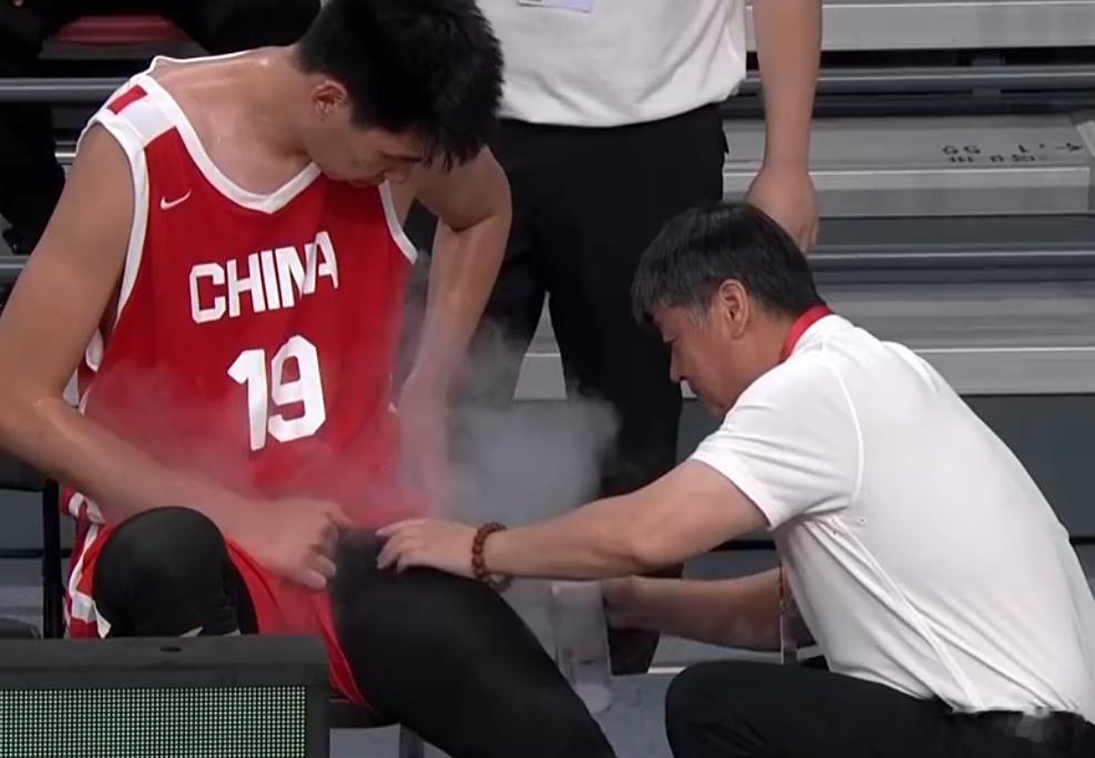 中国男篮vs塞尔维亚fmp 徐昕被撞了一下，下场喷药去了，应该问题不大。