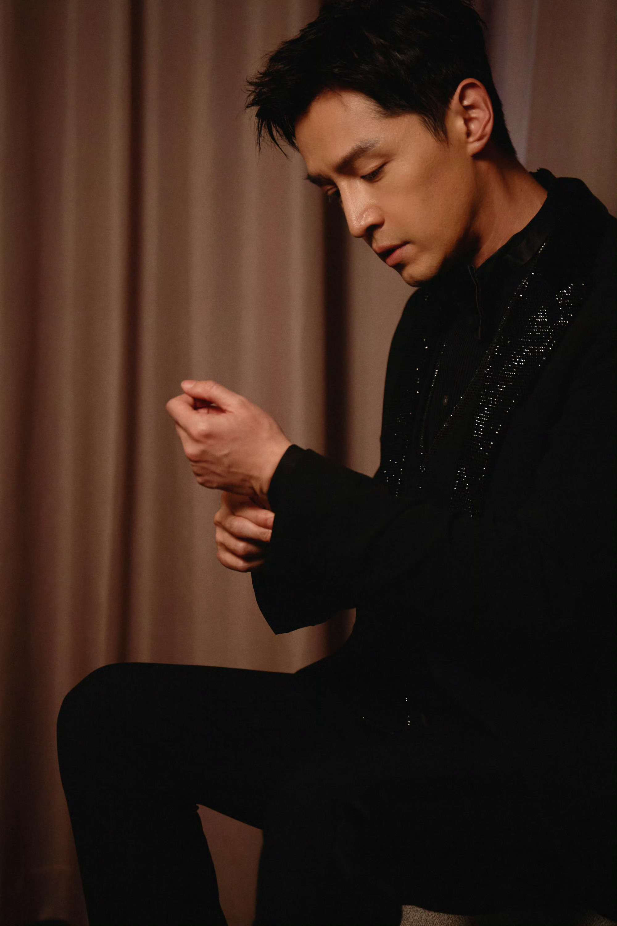 胡歌、白宇、张凌赫白玉兰红毯造型🈶都选择了沉稳的黑色西装，如何？ 