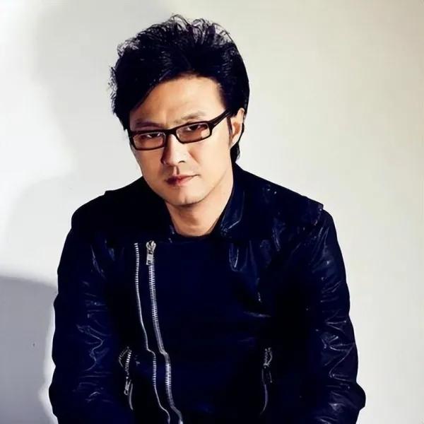 汪峰在离婚后首次宣布新消息，他宣布将在南京举办盛大的演唱会，并在海报上透露了一个