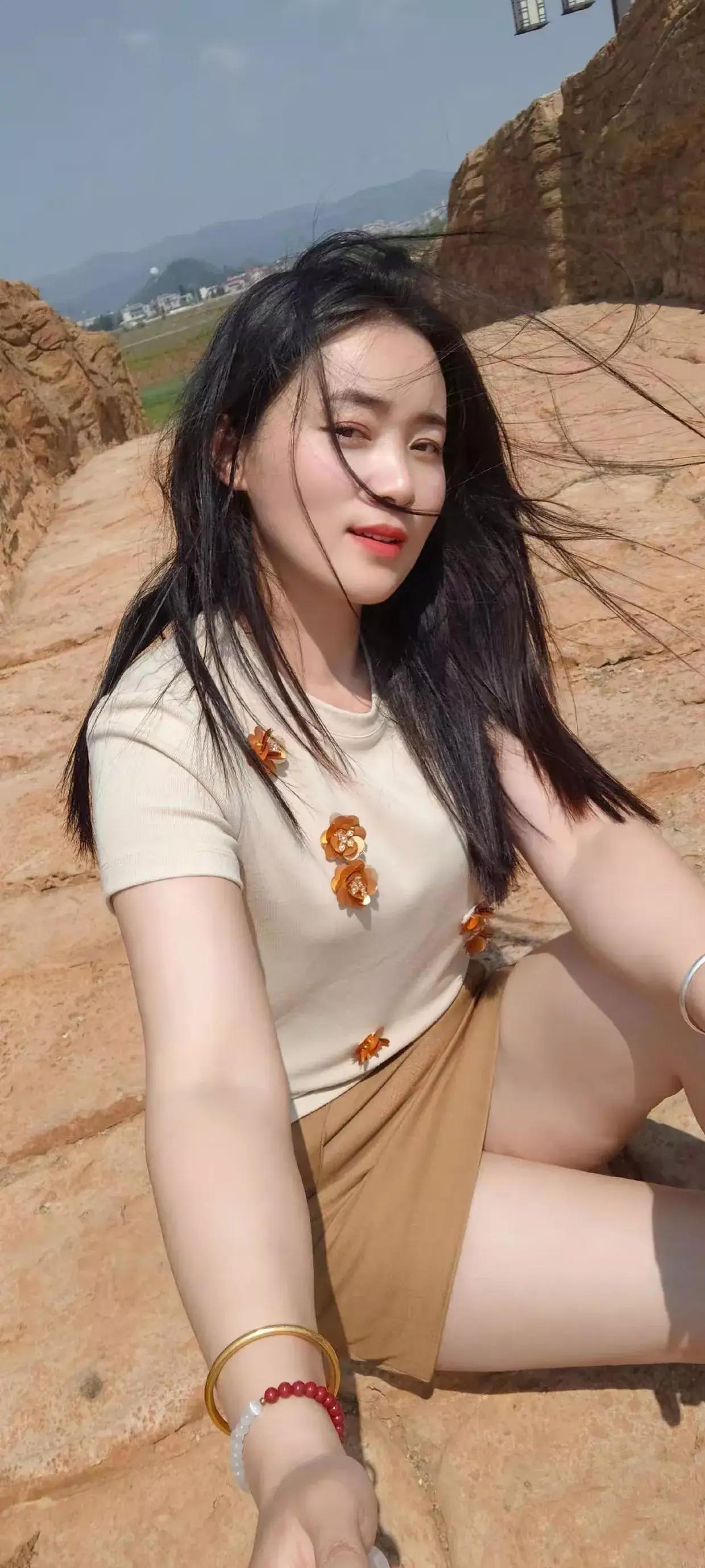 牵你的手（现代诗）
 
如果风带来远方的消息
我只想握住此刻的你
阳光落在石上