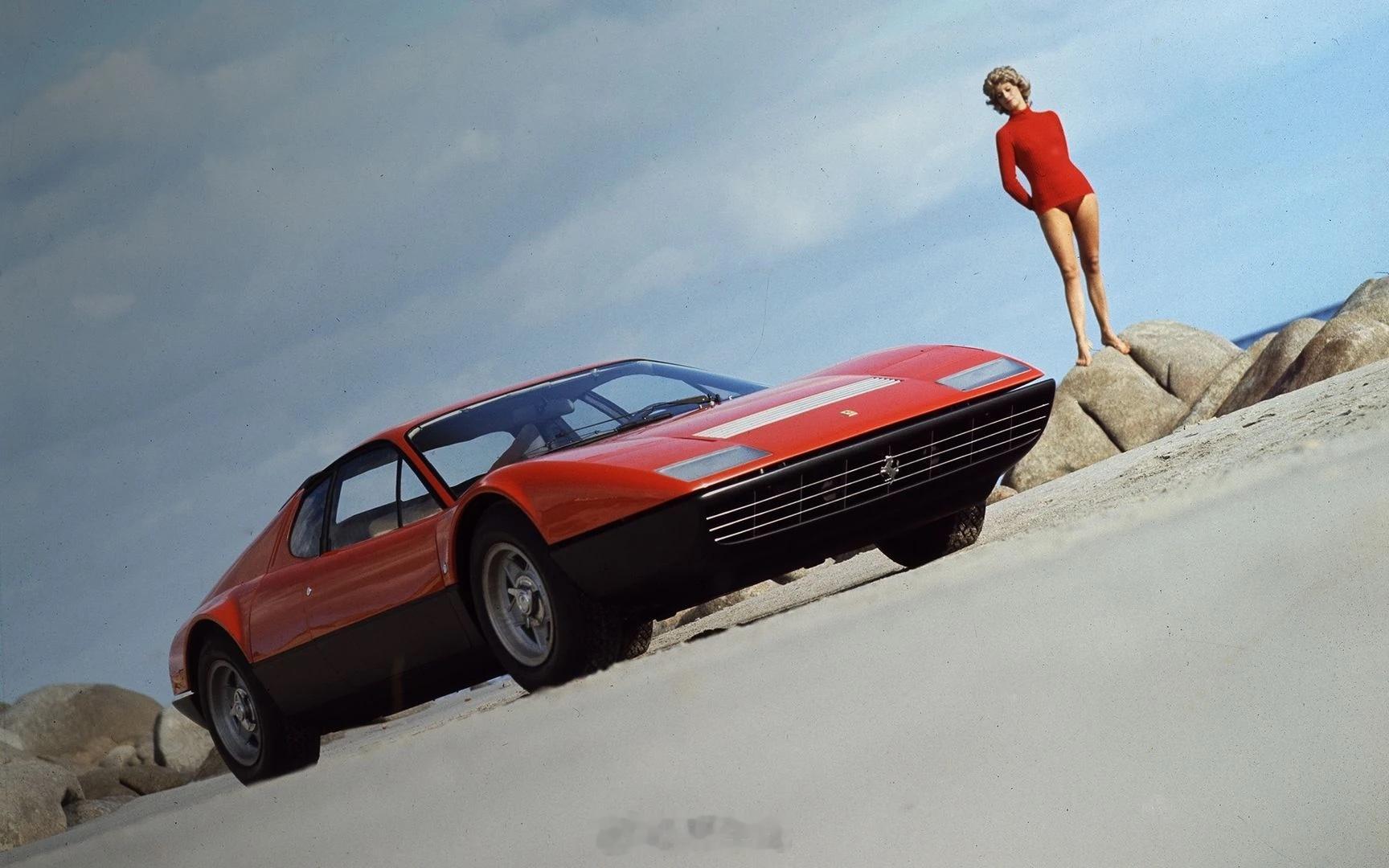 1971年，法拉利365GT4 BB的模特，金色卷发和性感的红装时尚特征鲜明，当