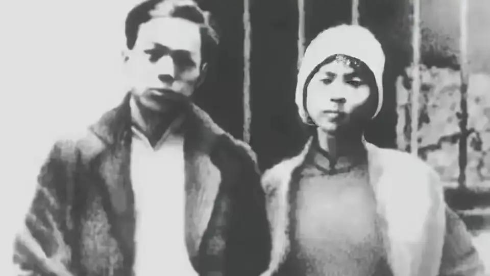 1928年，两位夫妻同志在狱中受尽折磨后将被处死。临刑前，敌人说：要上路了，有啥