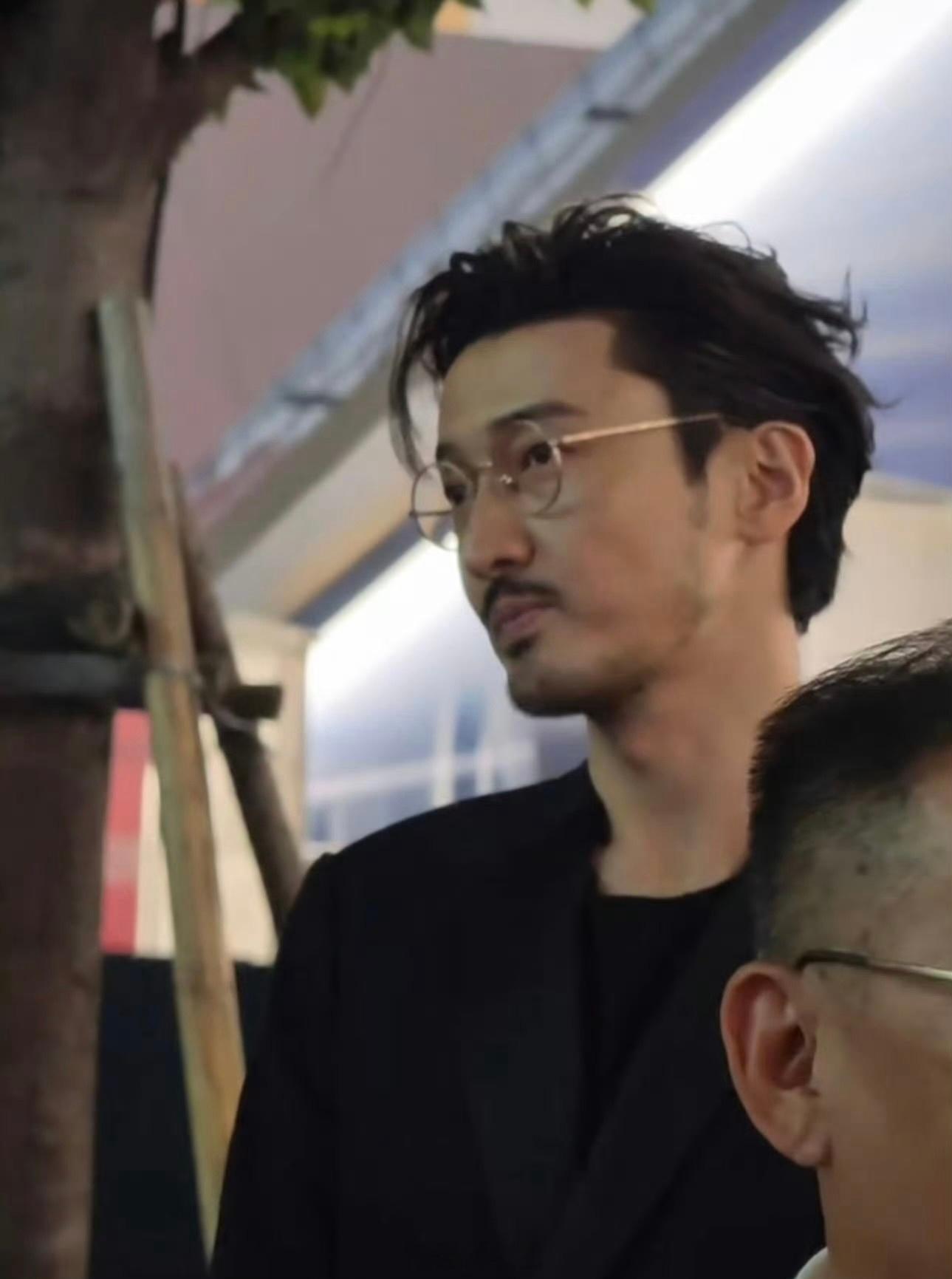路人镜头下下萌萌的，出席活动立马切号雅痞男！话说哥怎么瘦了这么多王传君帅回早期了
