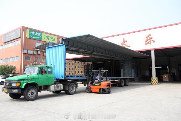 这次学校研学来到太太乐工厂，我和同学一起亲眼见证了一只鸡变成鸡精的过程。工厂每天